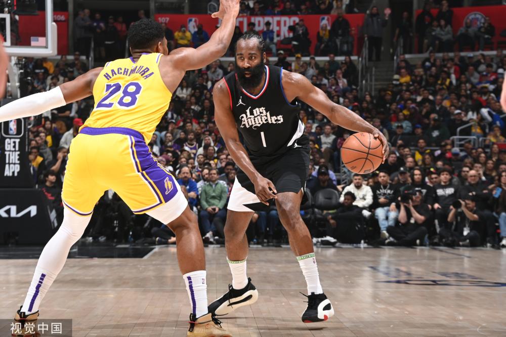 两人在场上 两人在场上